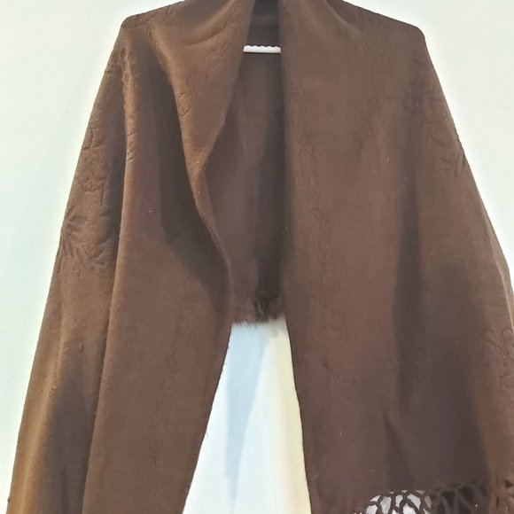 Brown shawl with faux fur trim and bobbles - Picture 7 of 7